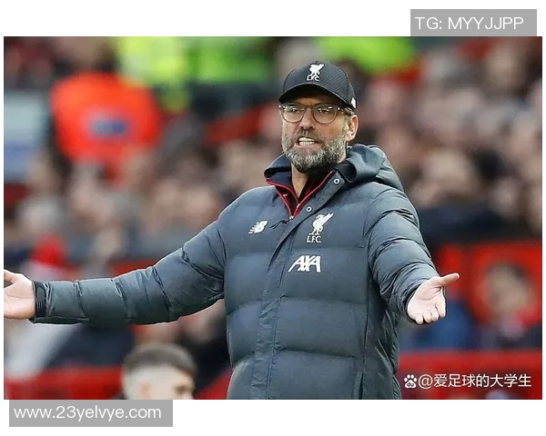 曼联足球明星每日驾车上班的生活揭秘与背后的故事分享